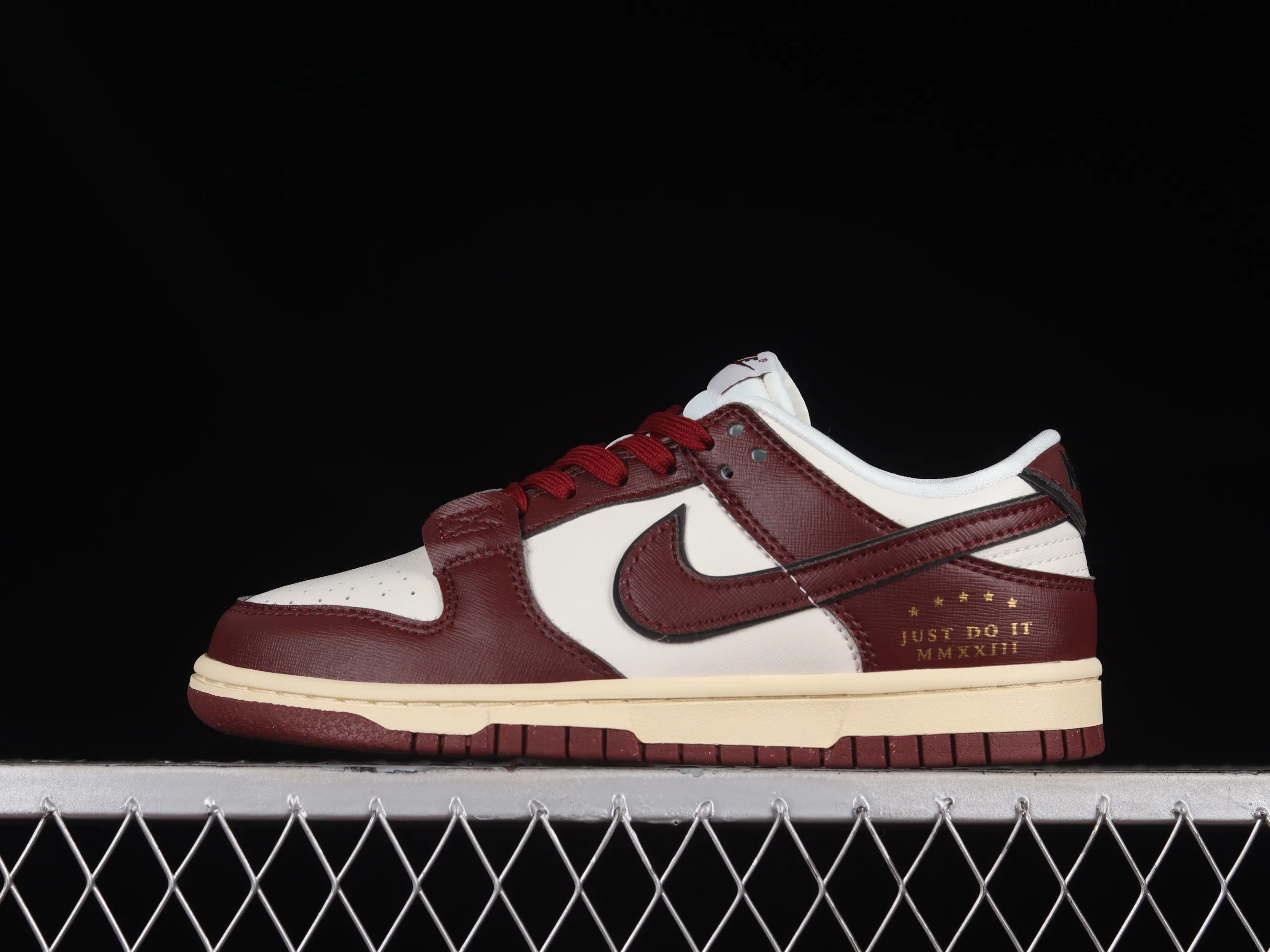 All categories Nk SB Dunk Series Nk SB Dunk Low low-top sneakers Cost-effective version Nk Dunk Low "Team Red" metal buckle burgundy SB low-top sports and leisure sneakers DV1160-101